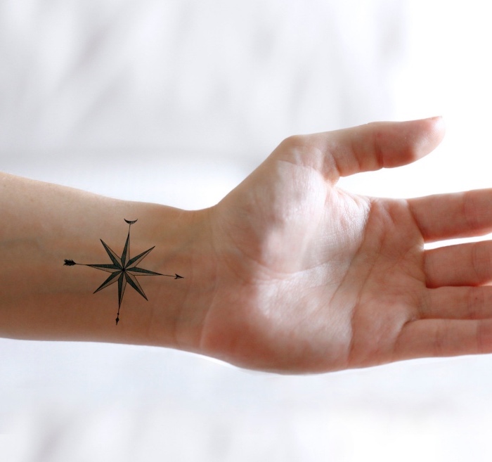 Ovo je jedna od najljepših tetovaža s malim crnim kompasom na zglobu