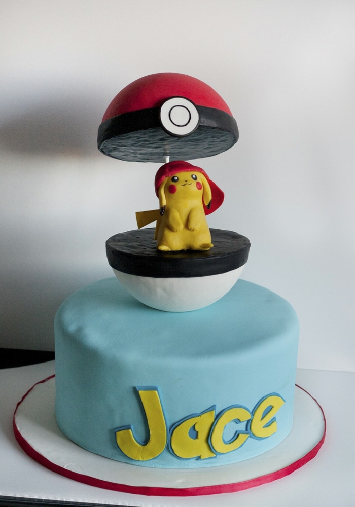 pokeball אדום עם פוקימון צהוב קטן pikachu יצור עם כובע אדום - רעיון עבור עוגת פוקימון נחמד