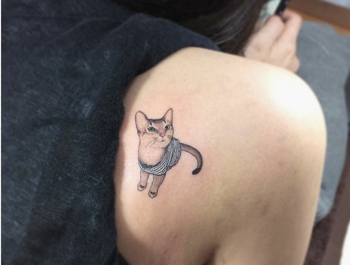 कंधे पर महिलाओं के लिए एक बिल्ली टैटू के लिए एक और विचार