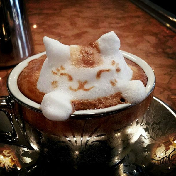 على بعد القط شكل في فنجان قهوة