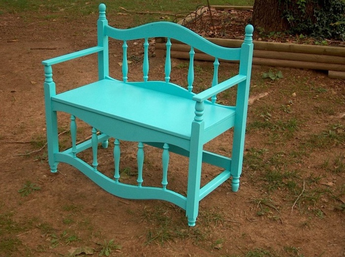 синя пейка от старо синьо легло - за градината - картини за градинарство