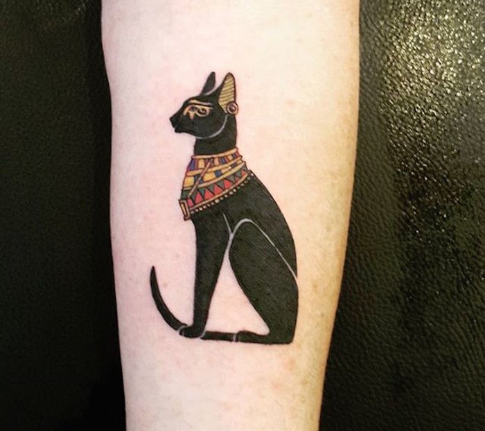 एक हार के साथ मिस्र की बिल्ली - हाथ पर एक काली बिल्ली टैटू के लिए विचार, जिसे आप बहुत पसंद कर सकते हैं