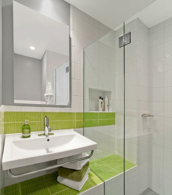 un miroir en-salle de bains moderne