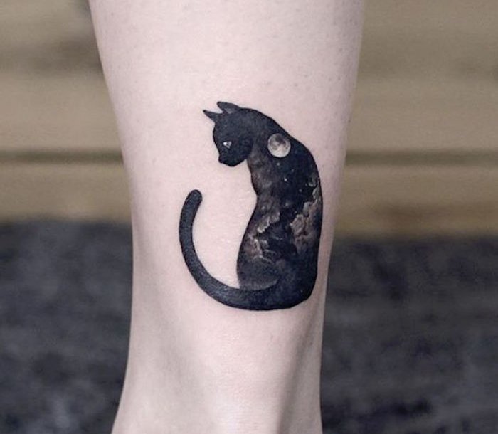 काले मुर्गा, चाँद और बादलों के साथ एक काली बिल्ली के साथ थोड़ा बड़ा काला टैटू के लिए एक विचार
