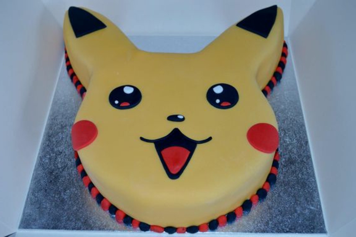 una idea para un pastel de pokemon - aquí hay un pikachu de criatura pokemon amarillo con mejillas rojas y ojos negros