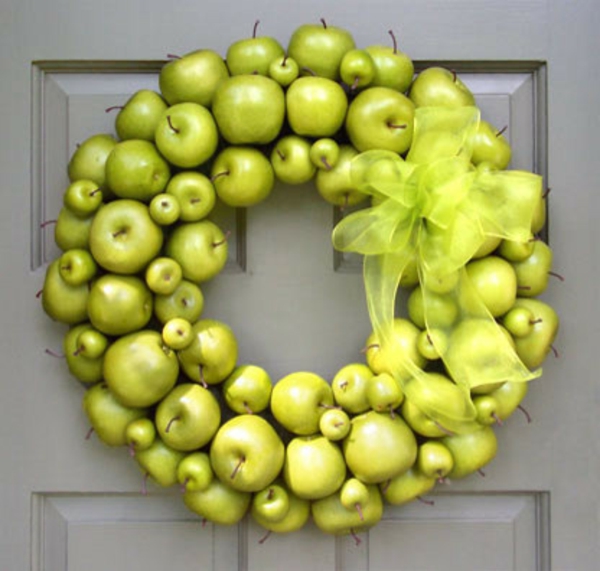 colgar una decoración guirnalda de manzana en la puerta