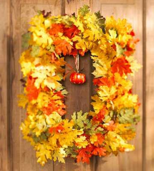 挂在门上的花环到秋天摆弄