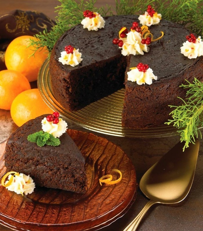 简单的巧克力蛋糕，用花哨的装饰