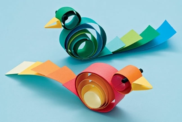 απλά-σκάφη-ιδέες-πολύχρωμα-πουλιά-φόντο σε μπλε χρώμα