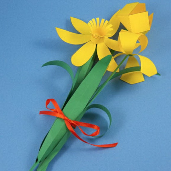 yksinkertainen käsityö-ideat-kelta-kukat-paperille-sininen tausta