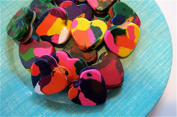simple-craft-ideas-little-colorful-hearts - en un plato azul