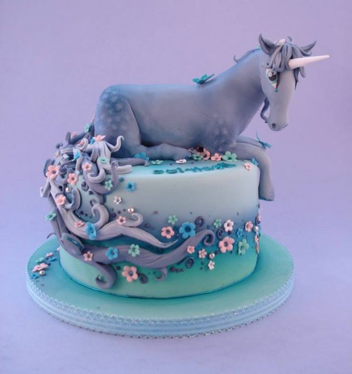 gâteau de licorne - voici une magnifique licorne pourpre