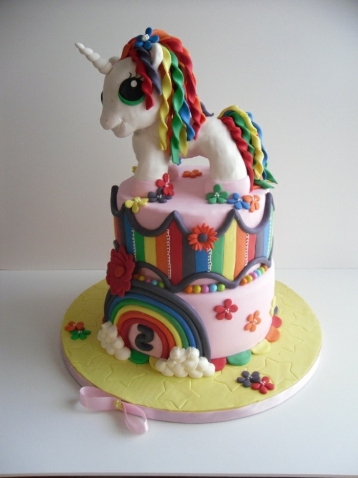 gâteau de licorne - voici une tarte de licorne de conte de fées avec une licorne avec une crinière de couleur arc-en-ciel