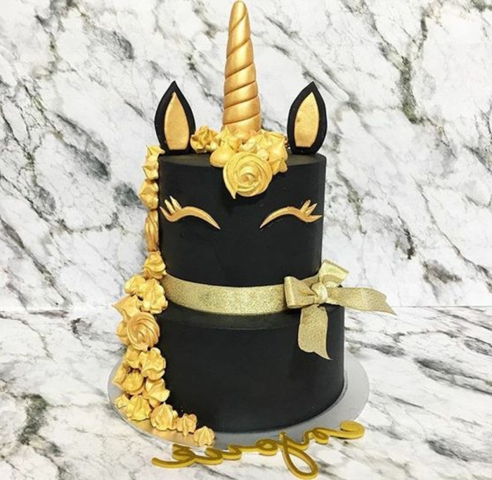 gâteau de licorne - voici une licorne noire avec une crinière dorée et une corne