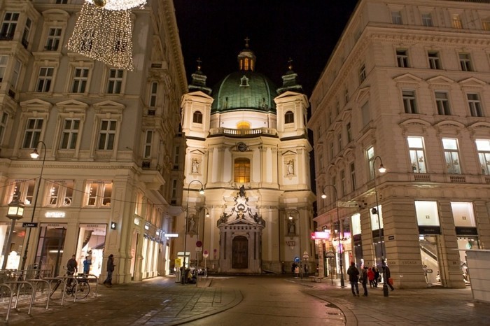 Ainutlaatuinen Pietarin kirkko-in-Wien -Itävalta-barokkiarkkitehtuurista