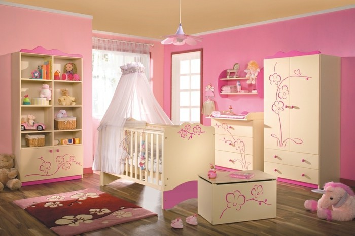 Ainutlaatuinen suunnittelu-vauvan huoneen, jossa on vaaleanpunainen-seinät-Cot-sky-malli
