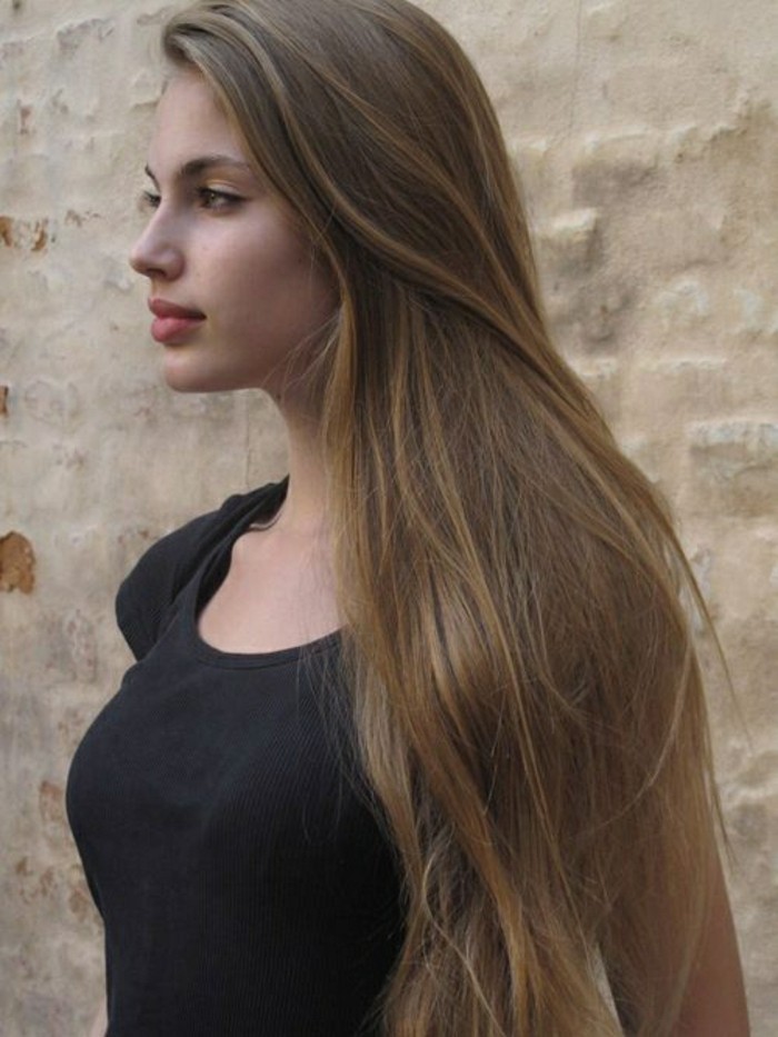 Femme magnifique avec de longs cheveux bruns