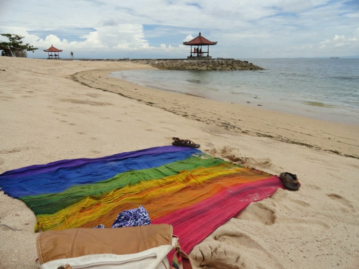 अकेला-अछूता-समुद्र तट तौलिया के रंग की धारियां