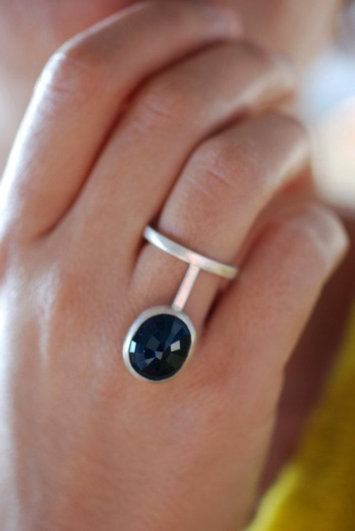 独特的女士们美丽的蓝宝石戒指设计