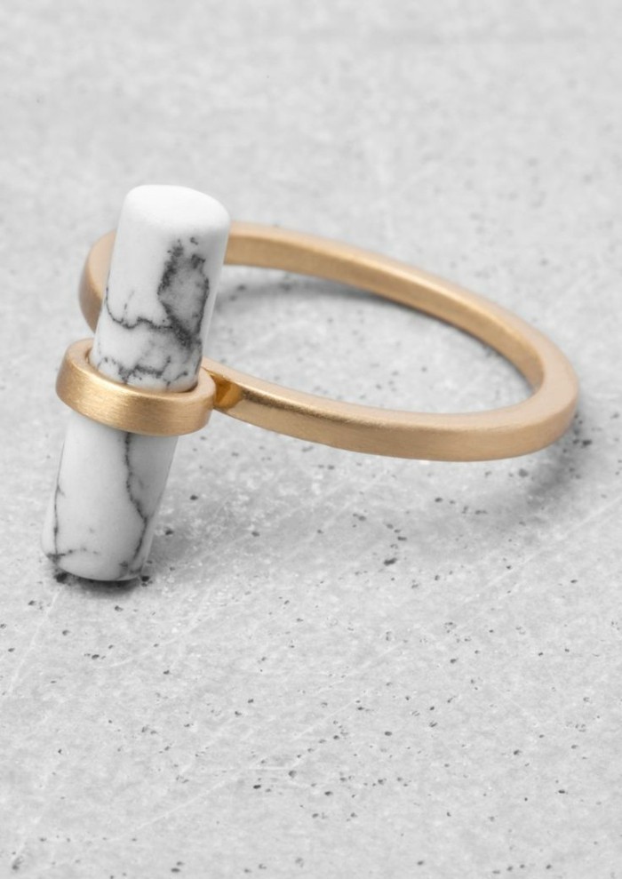 Ainutlaatuinen malli Ladies Ring marmoria