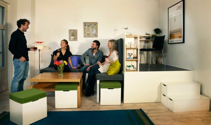 Studio-set sivo-kutak-zeleno-stolica-drveni stol pozadina zid-stepenice-box