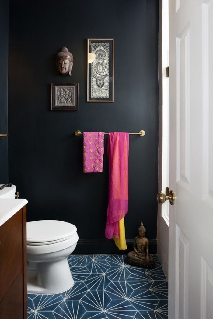 香艳浴室内的黑色墙壁佛雕像作为装饰毛巾闪光灯颜色蓝色几何地板浴室瓷砖模型