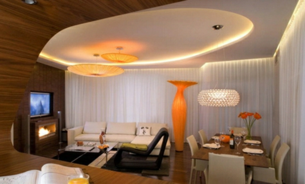 tyylikäs oranssi-akcente-maljakko-epäsuora-valaistus huoneen kattoon