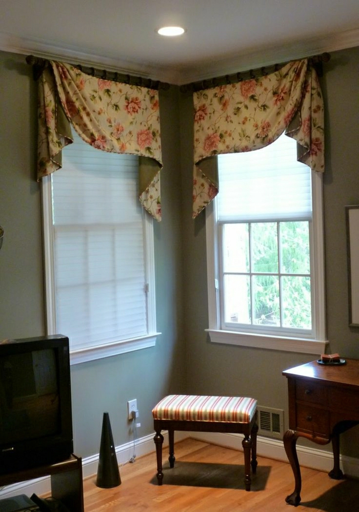 rideaux élégants petite fenêtre d'intérieurs de aristocratiques
