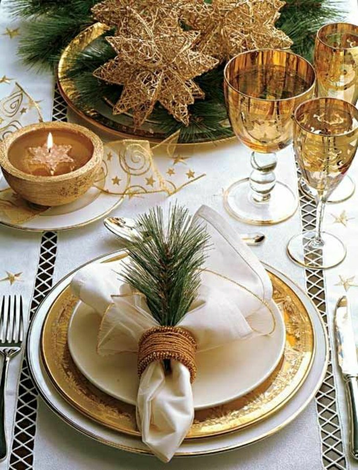 सुनहरा रूपांकनों के साथ क्रिसमस के लिए सुरुचिपूर्ण मेज सजावट