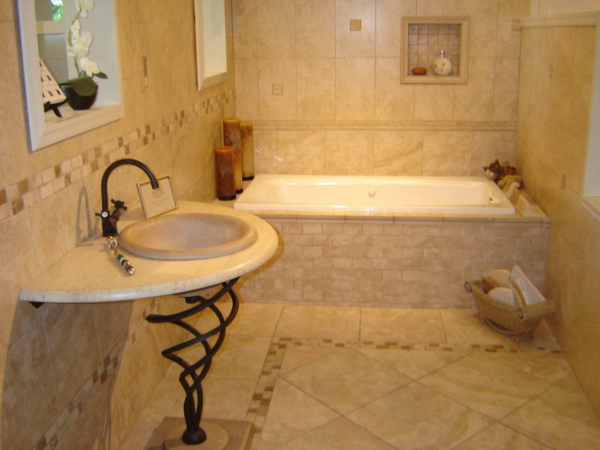 fregadero elegante con bañera y lavabo blanco