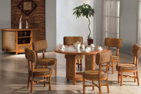 елегантни ратанови столове за трапезария - акцент тухлена стена