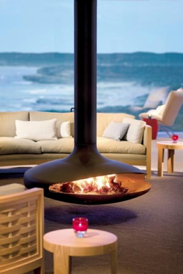 elegáns-függő-tűzhely-egy kanapé dobni párna mögött