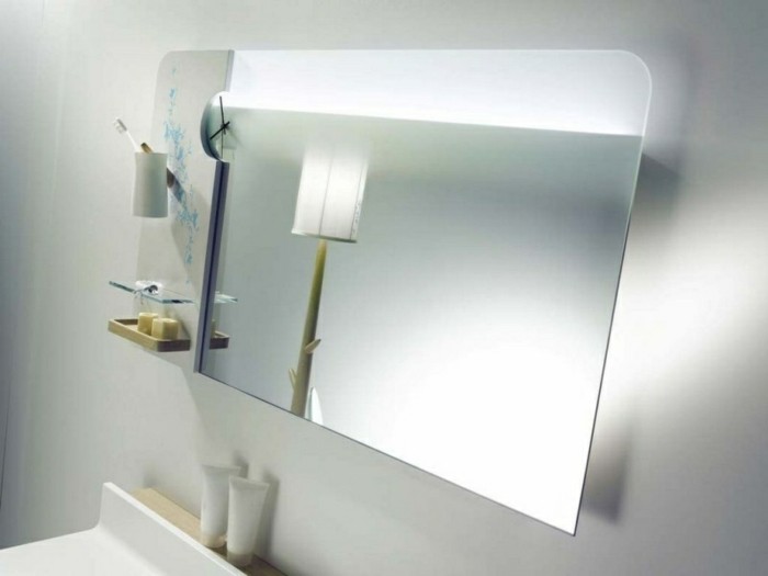élégant miroir sur le mur de petite salle de bains-set