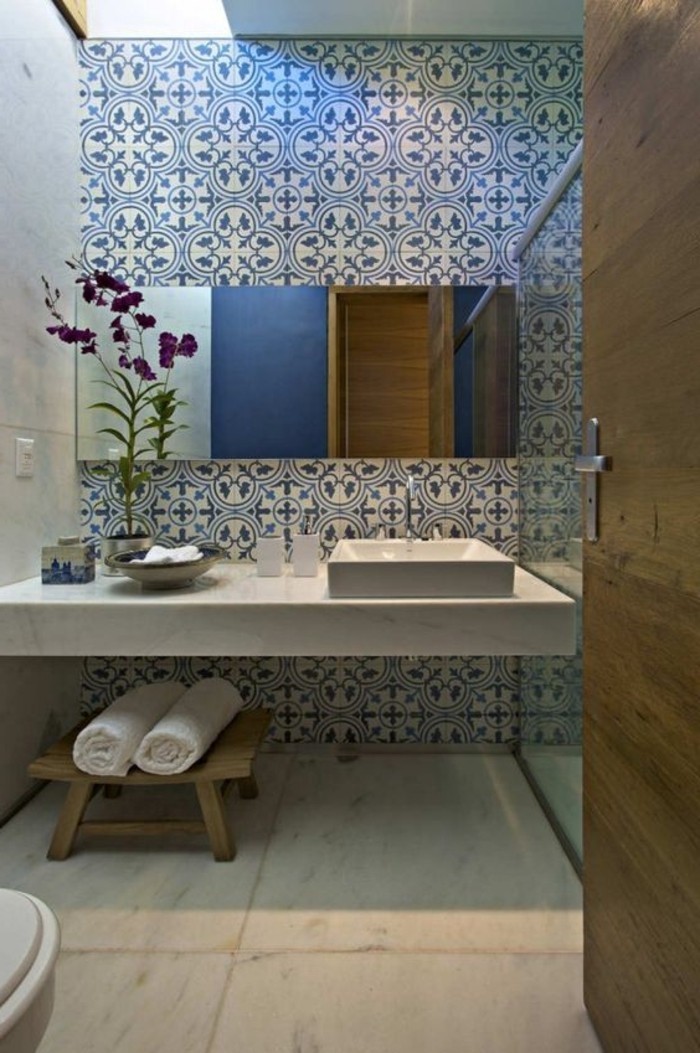 elegáns fürdőszoba belső fantasztikus fali csempe virágmotívumokkal