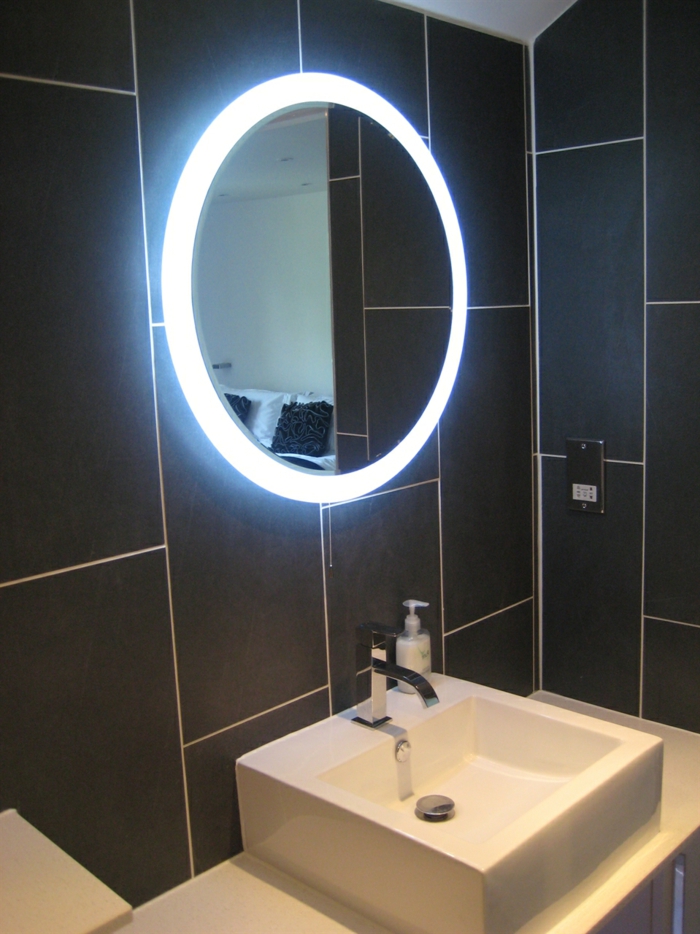 елегантен интериор Баня черна плочка-огледало-с-доведе-осветление-овална форма