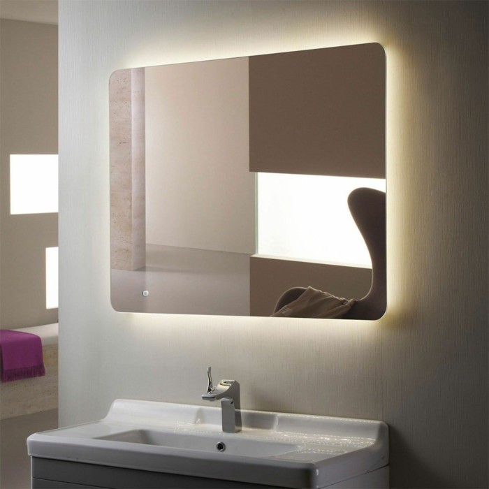 елегантен-баня-интериор осветено огледало