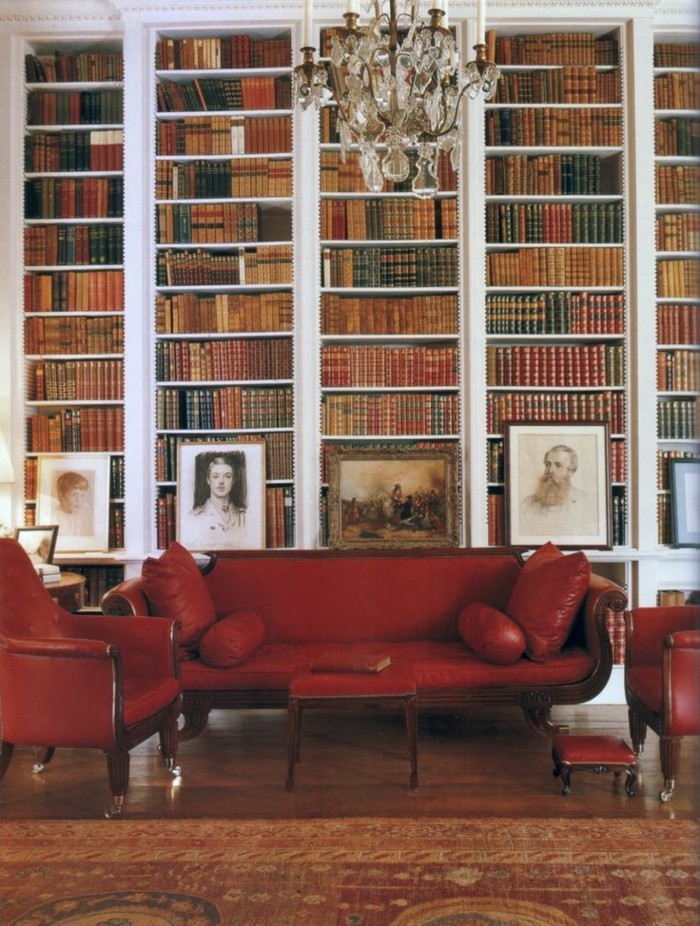 सुरुचिपूर्ण अंदरूनी किताबें दीवार चित्रों लाल चमड़े के सोफे कुर्सी