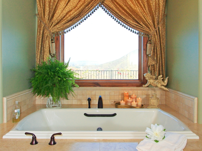 सुरुचिपूर्ण आंतरिक छोटे बाथरूम सजावट विचारों सुनहरा दूत आंकड़ा मोमबत्ती पानी लिली ग्रीन भव्य पर्दे