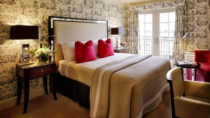 优雅的卧室特大号床和枕头红色和椅子，复古壁纸窗帘用最相同的模式