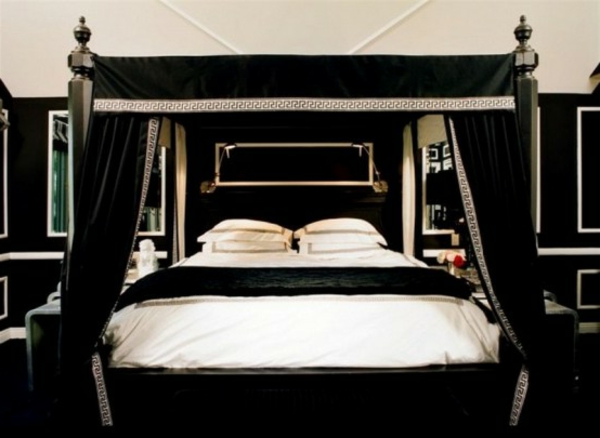优雅的床在哥特式的卧室