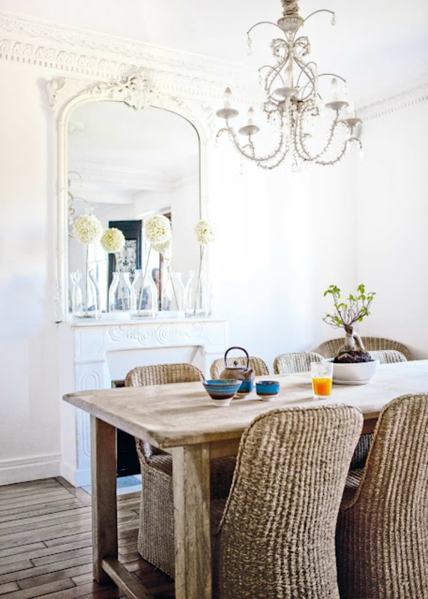 חדר אוכל אלגנטי עם ריהוט עץ לבן עם מראה יפה