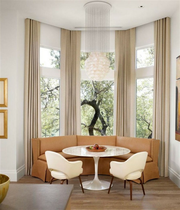典雅的餐厅沙发，小型大窗户和赭色窗帘
