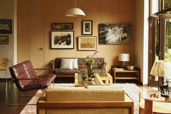 tyylikäs olohuone-set-up-soft-matto ja monia kuvia seinälle