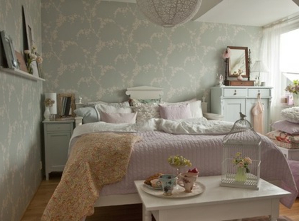 देश शैली के बेडरूम - सफेद डिजाइन - कई बेड पर तकिए फेंक देते हैं