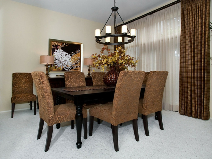 Lámpara de mesa de comedor de color marrón-sillas
