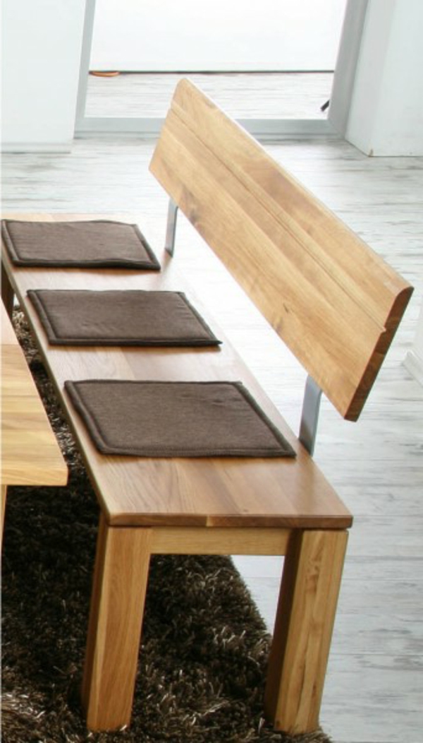 用软木地毯制成的餐桌 - 用木头休息