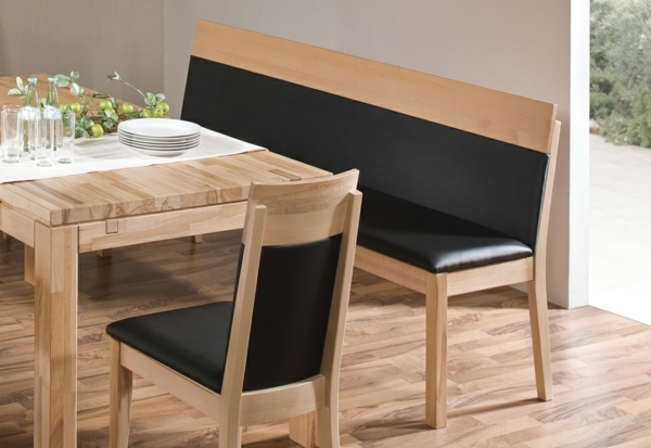 餐厅长椅与精益木材和黑色镶板现代设计