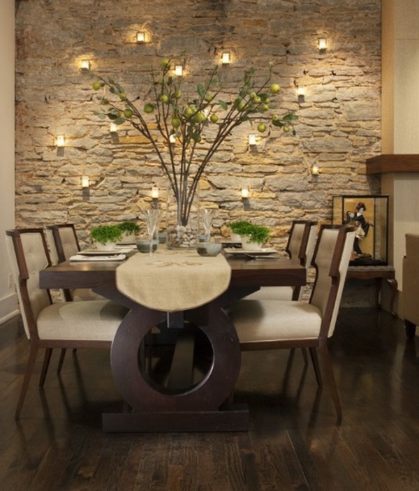 Diseño de comedor con una pared de piedra creando un ambiente romántico
