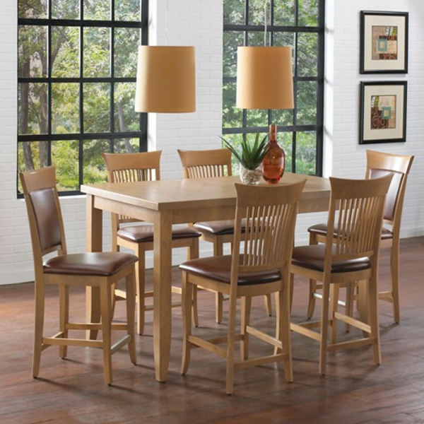 salle-à-manger-avec-une-haute-esszisch-et-chaises-hors-de-bois - deux lampes