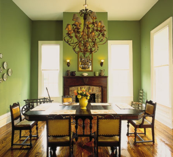 Salle à manger avec un design de mur vert - lustre élégant